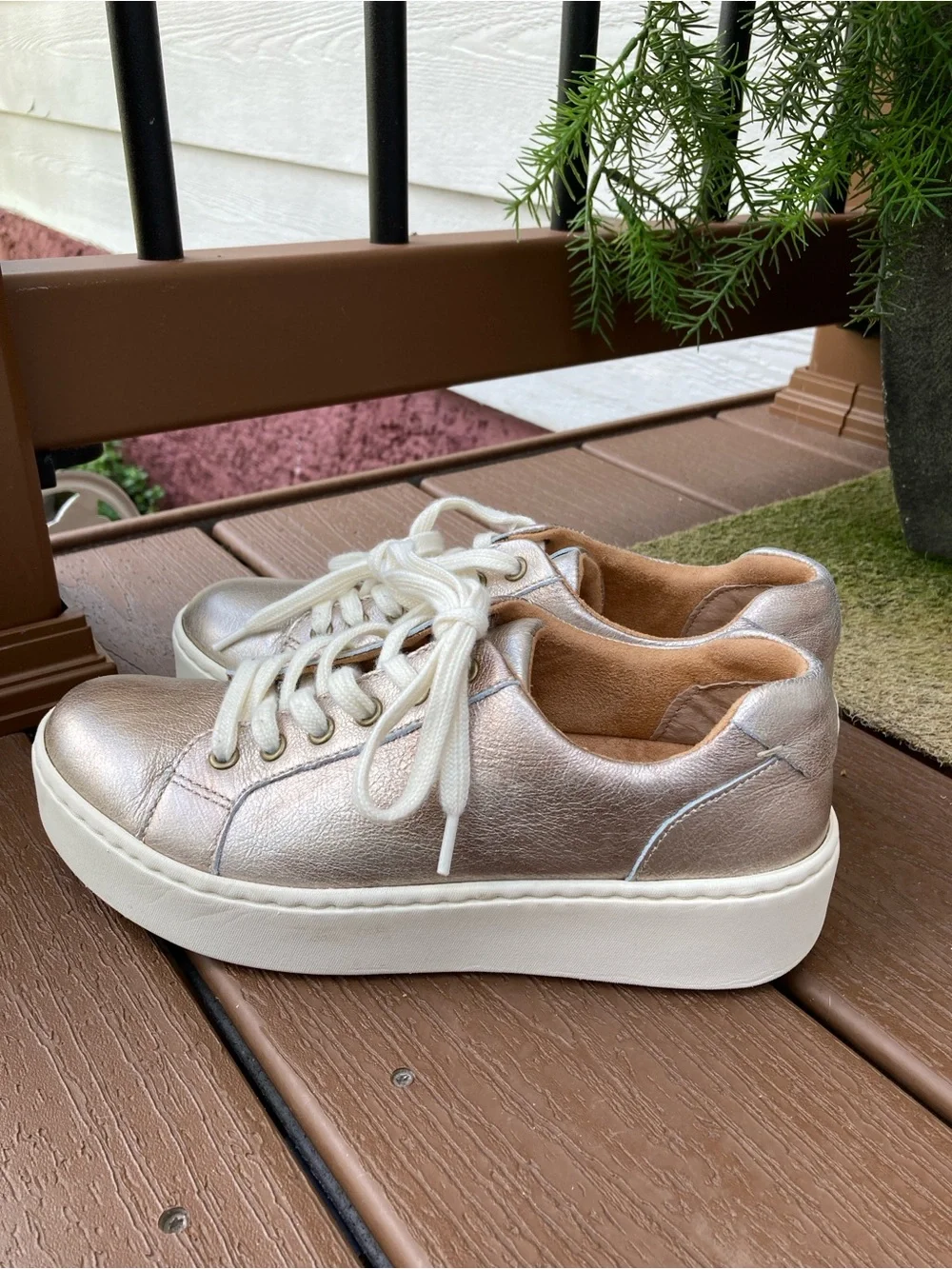 Born Size 7M Mira gold leather platform sneakers